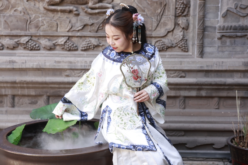 认真的雪的第一张照片--太原闪婚服务中心